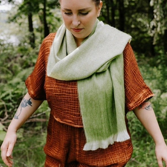 Pokoloko Alpaca Blend Seamless Ombre Scarf Ombre Matcha Green & Cream - Picture 4 of 7